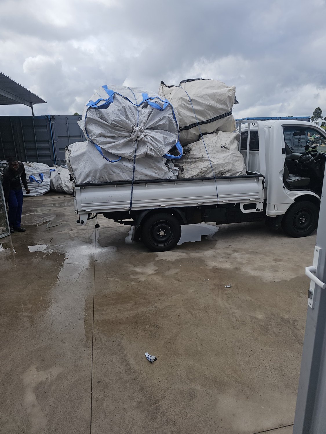 Collection vehicle loaded with bulk bags