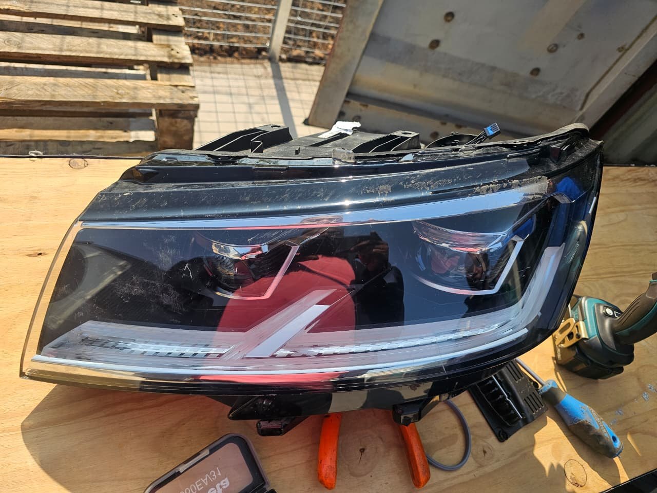 Complete automotive headlight