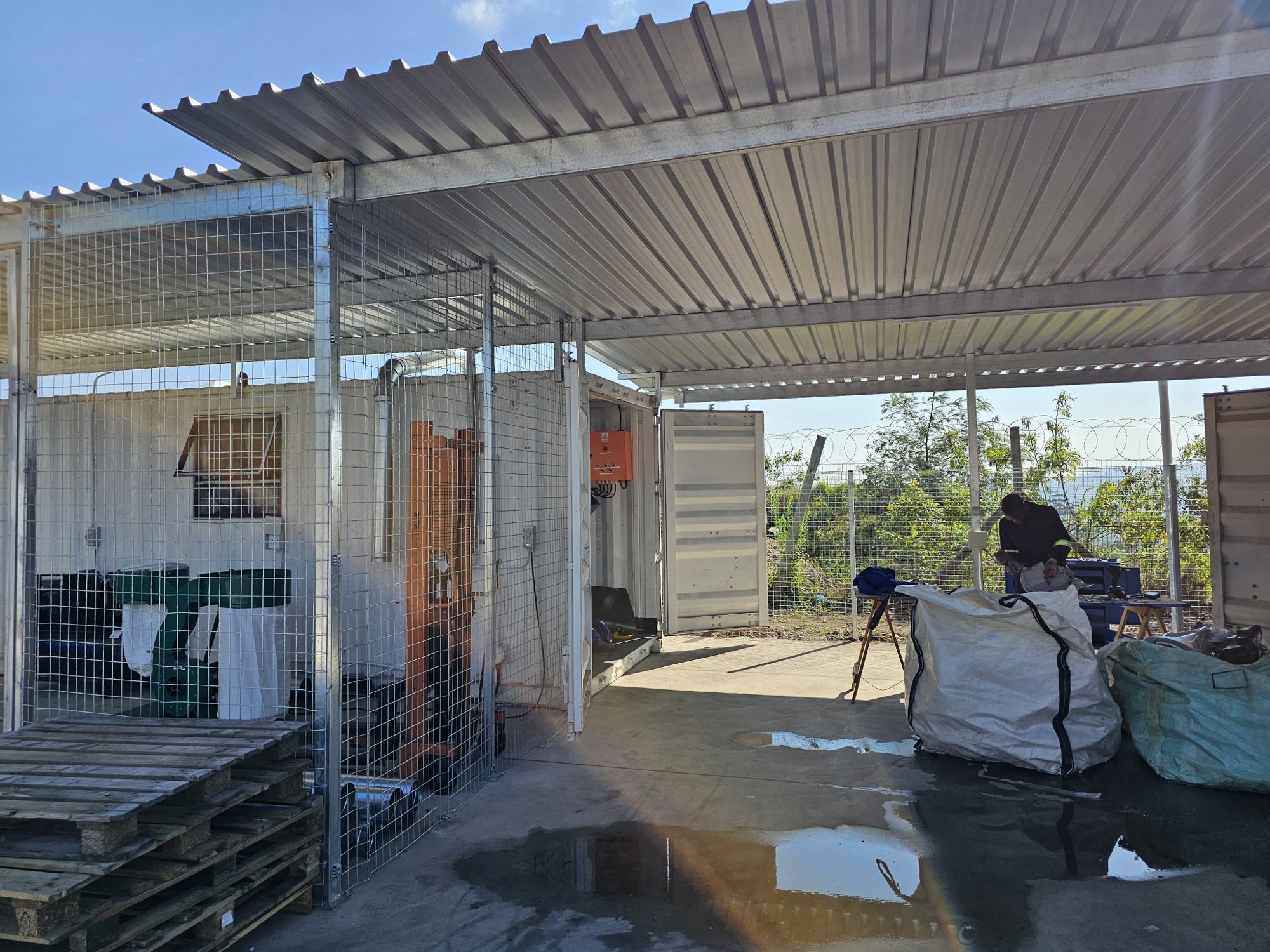 Covered dismantling area
